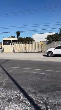 Pipa impacta a camioneta y deja dos lesionados en Escobedo (VIDEO)