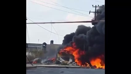 Incendio consume vulcanizadora en Tultepec tras explosión de pirotecnia
