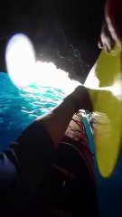 Un joven se queda atrapado en cueva y tiene que volcar su kayak para huir