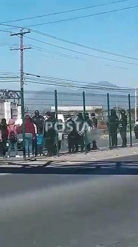Bloquean familiares de reos del penal de Apodaca la carretera a Salinas Victoria