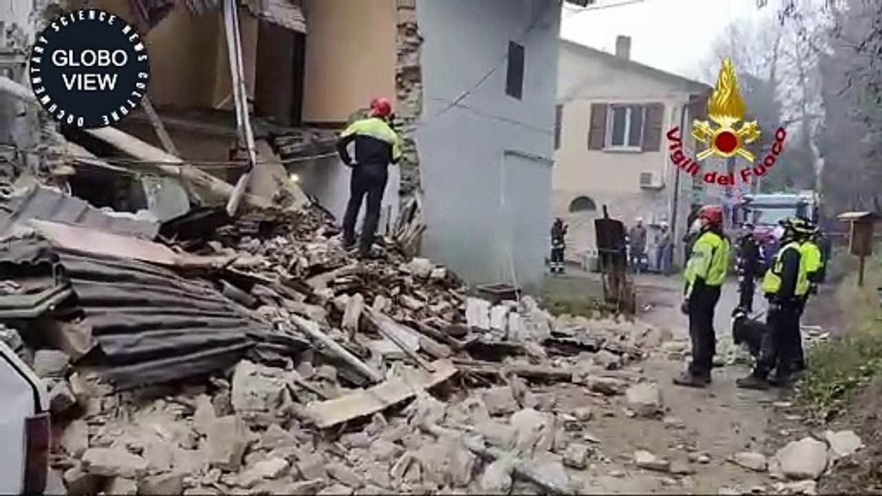 Edificio crolla vicino ad una chiesa, persona estratta dalle macerie a Valsamoggia (Bo)