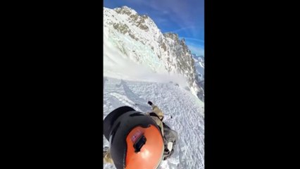 Un esquiador es arrastrado por una avalancha en Mont-Blanc y sobrevive gracias a su airbag