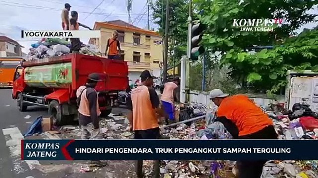 Hindari Pengendara, Truk Pengangkut Sampah Terguling