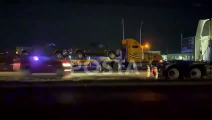 Tráiler con camionetas de agencia vuelca en Apodaca