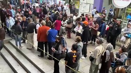 Buscan adultos mayores cobrar su pensión entre filas y desinformación