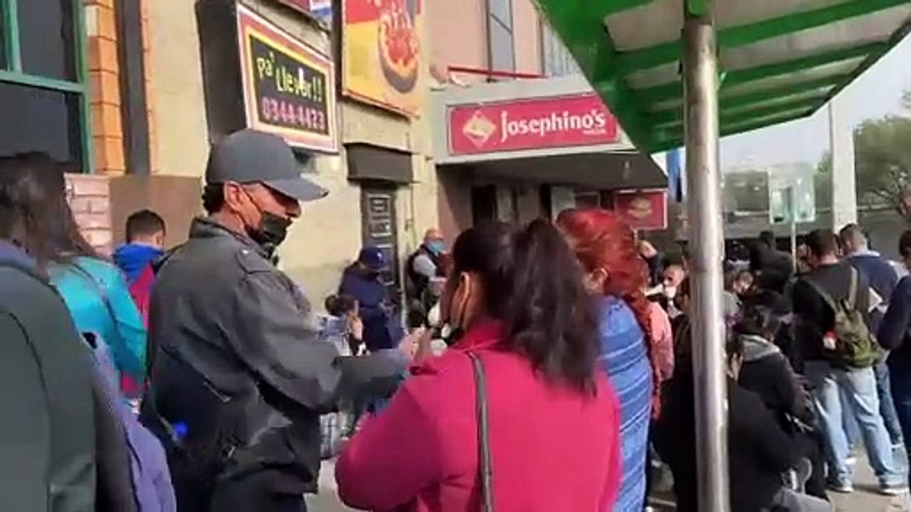 Ante fallas en sitio web, siguen largas filas en Infonavit