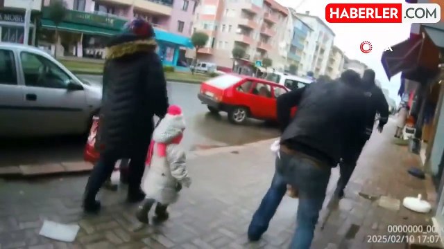 Sakarya'da sakat rolü yapan dilenci, zabıtayı görünce koşarak uzaklaştı