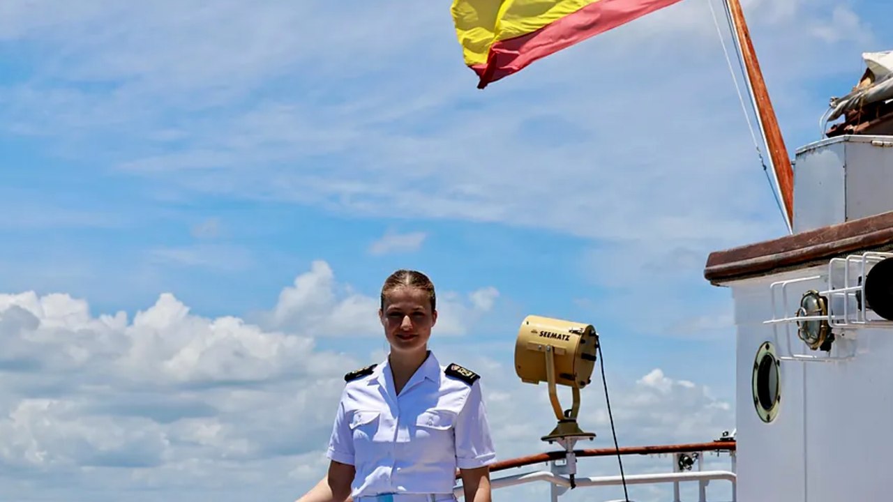 Nuevas imágenes de Leonor trabajando a bordo de Elcano junto a sus compañeros