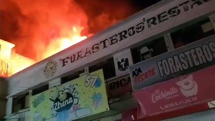 VIDEO: Rescatan a clientes de bar de Durango que se incendiaba con ellos dentro