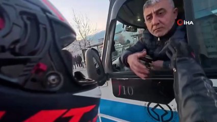 'Lan' kelimesini duyunca el frenini çekip kavgaya tutuştu! O anlar kamerada