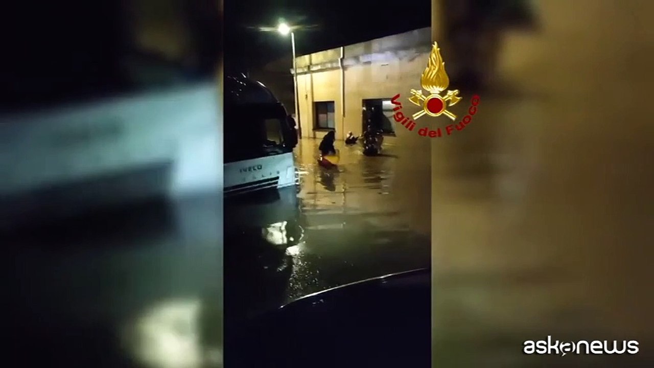 Nubifragio all'Elba, strade allagate: salvate persone nelle auto