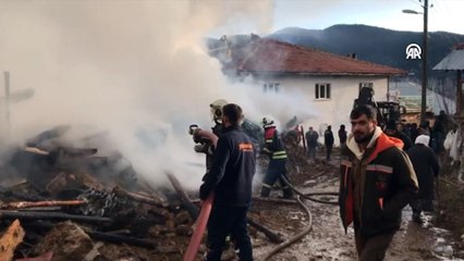 Uşak'ta çıkan yangında 6 ev yandı