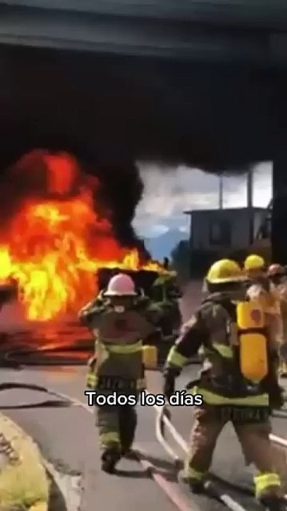 Bomberos de Nuevo León llevan a su familia hasta en el uniforme (VIDEO)