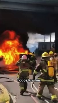 Bomberos de Nuevo León llevan a su familia hasta en el uniforme (VIDEO)