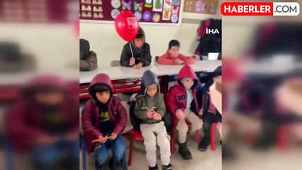 Jandarma, Köy Okulunu Ziyaret Etti