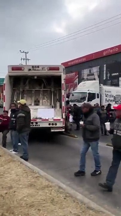 Bloqueos en Ecatepec: Sindicalizados exigen el pago de sus prestaciones