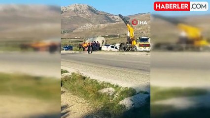 Mersin'de Tırın Karşı Şeride Geçmesi Sonucu Kaza: 1 Ölü, 4 Yaralı