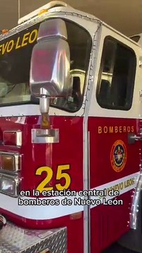 Bomberos de Nuevo León le dan vida a la Navidad con decoración en camión