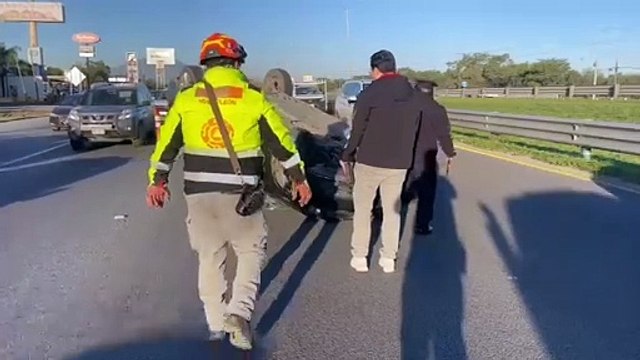 Volcadura en Guadalupe es atendida por Protección Civil (VIDEO)