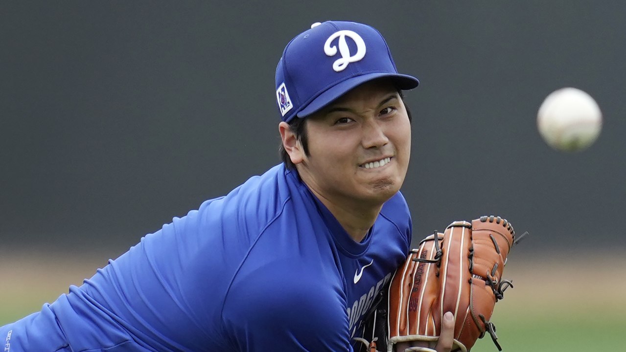 Shohei Ohtani taking BP at Los Angeles Dodgers camp.
