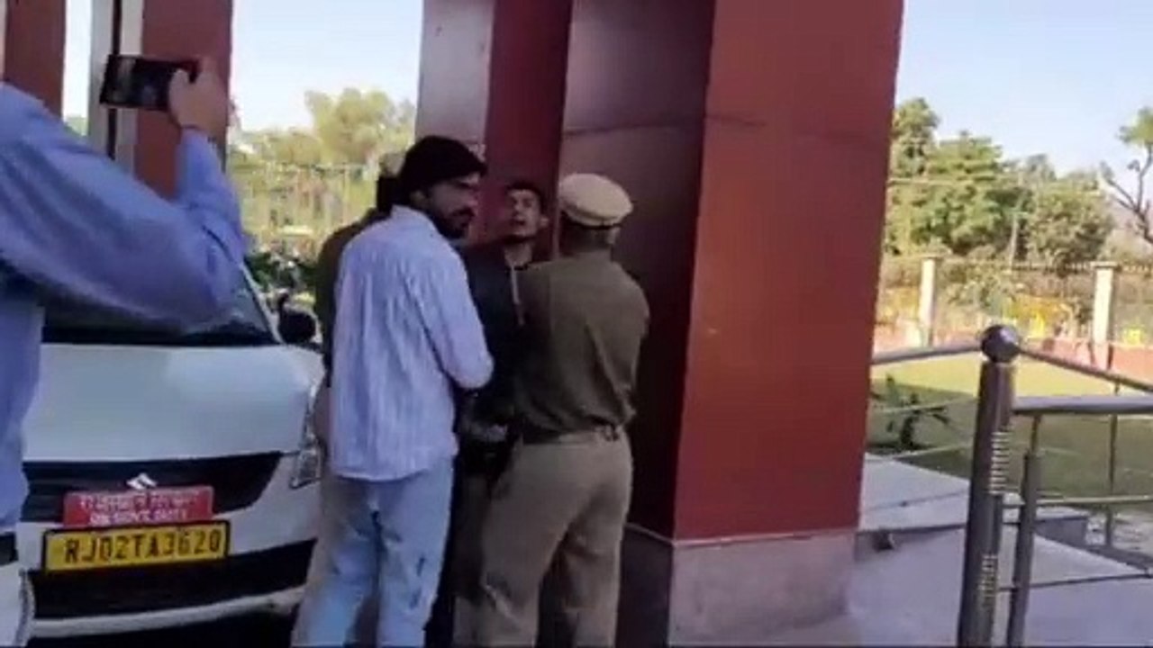 VIDEO: मिनी सचिवालय में युवक ने खुद पर पेट्रोल डालकर आग लगाने की कोशिश की