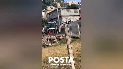 Derriban dos viviendas en Tultitlán, moradores se quedan en la calle (VIDEO)