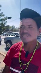 Esto gana un limpia parabrisas en semáforos de Durango