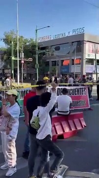 VIDEO: Comerciantes desalojados de Izazaga 89 cierran vialidades exigen que los dejen trabajar