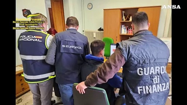 Soldi e documenti falsi, scoperta rete su dark web e Telegram