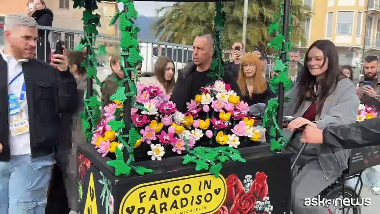 Sanremo, Francesca Michielin regala ai fan fiori Lego