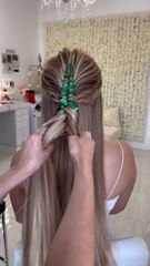 This hairstyle gives off major festive vibes 🎄