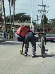 Viral: Repartidor salva a iguana en peligro (VIDEO)