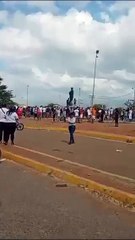 Protestas en Venezuela: Estatua de Chávez derribada en rechazo a Maduro