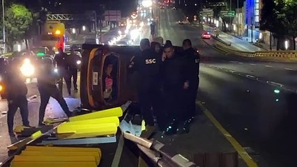 Conductor pierde control de su auto y derriba una división del Circuito Interior tras volcar