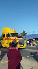 Tráiler casi arrolla a manifestantes tras tumbar una cuerda que habían puesto en Veracruz