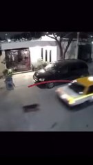 Presunto taxista amarra a perro y lo arrastra por la calle en Monterrey (VIDEO)