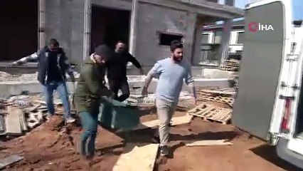 Yardım için geldiği inşaatın çatısından düşerek hayatını kaybetti
