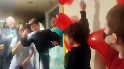 La niña leonesa Nahia toca la campana del fin de su tratamiento por cáncer