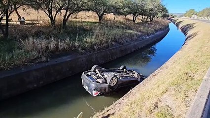 Cae automóvil a canal de riego de La Ferrería; hay un lesionado