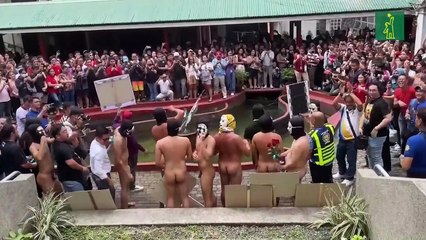 Desnudos y enmascarados, estudiantes filipinos apoyan la destitución de Sara Duterte