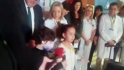 La niña leonesa Nahia toca la campana del fin de su tratamiento por cáncer  (II)