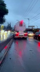 Conductor de pipa cargada con agua choca contra muro de concreto y huye