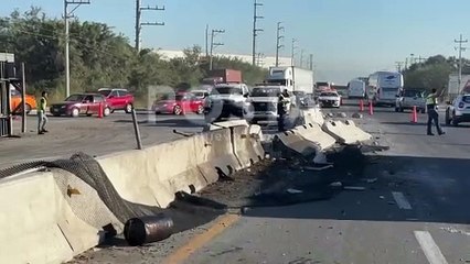 Vuelca camión tras chocar con muro y bloquea carretera a Laredo (VIDEO)