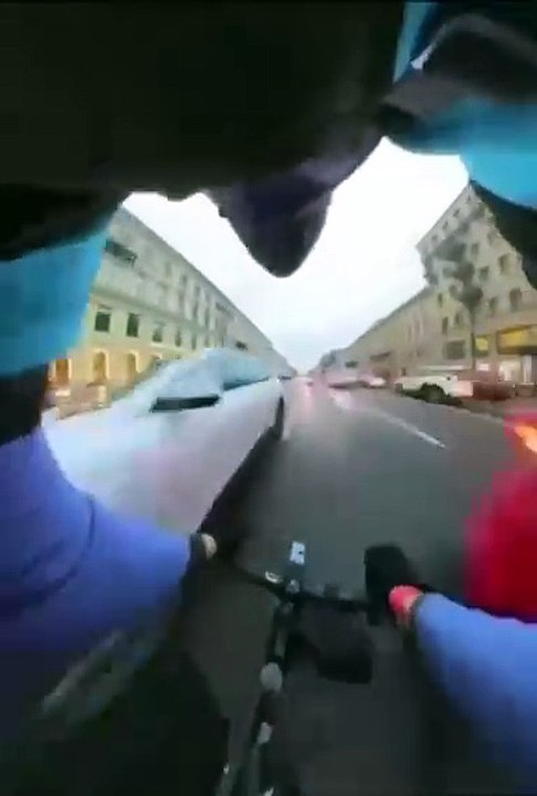 Ce cycliste s'amuse à rouler à fond à contre-sens