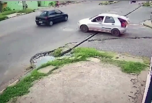 Il percute une voiture et retombe sur ses pieds... chanceux