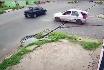 Il percute une voiture et retombe sur ses pieds... chanceux