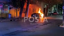 Auto en llamas moviliza a bomberos al centro de Monterrey (VIDEO)