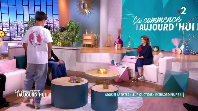 Issu de la célèbre famille Bouglione, Juliano s'est confié sur sa scolarité un peu particulièrement face à Faustine Bollaert dans l'émission Ça commence aujourd'hui sur France 2. Crédit : Ça commence aujourd'hui/France 2