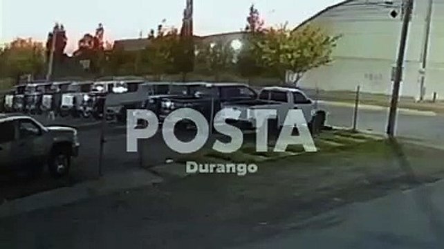 Video: Sujetos lanzan mochila con explosivo a lote de autos de Durango