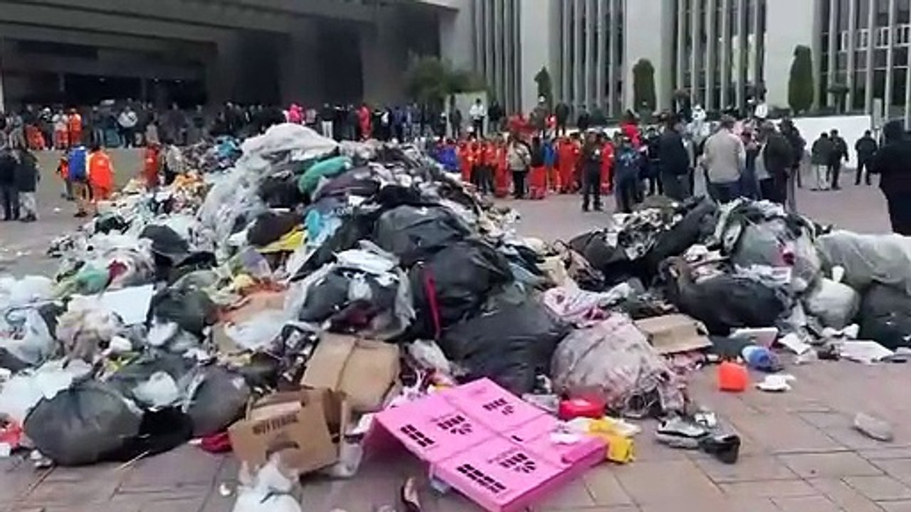 Trabajadores de limpia tiran basura en explanada de Cuauhtémoc por falta de pago